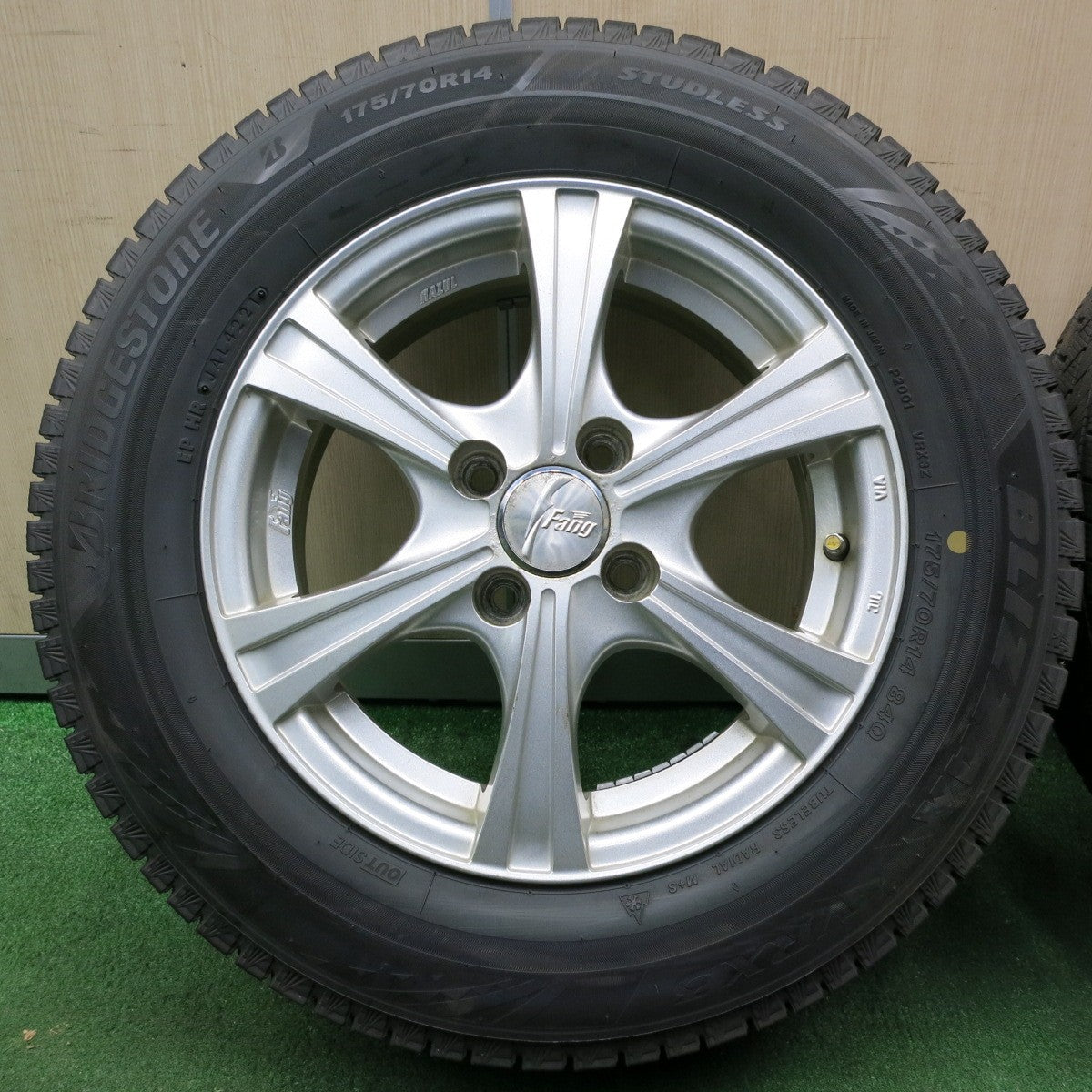 *送料無料* バリ溝！21年！9.5分以上★スタッドレス 175/70R14 ブリヂストン ブリザック VRX3 Fang ファング 14インチ PCD100/4H★4031901NJス