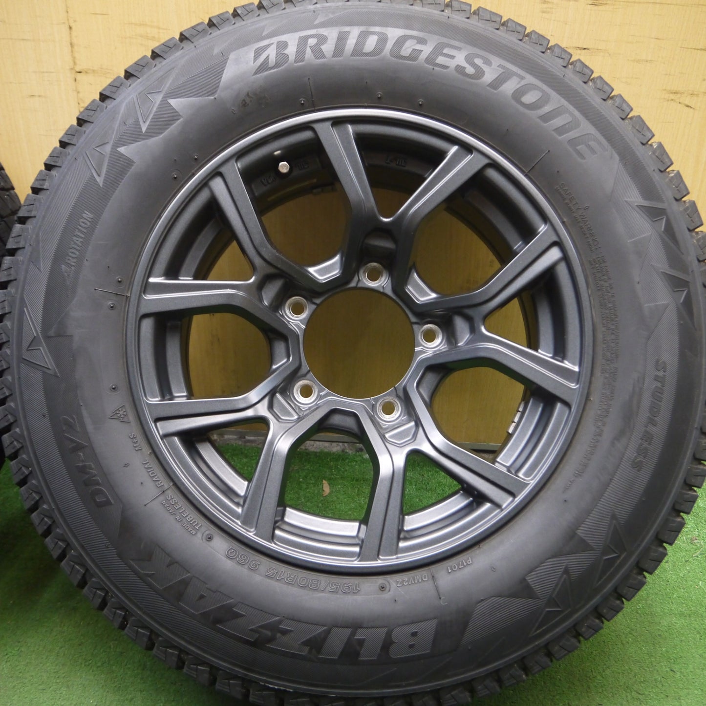 *送料無料* キレイ！22年★ジムニー等 195/80R15 スタッドレス ブリヂストン ブリザック DM-V2 社外 アルミ 15インチ PCD139.7/5H★4051308Hス