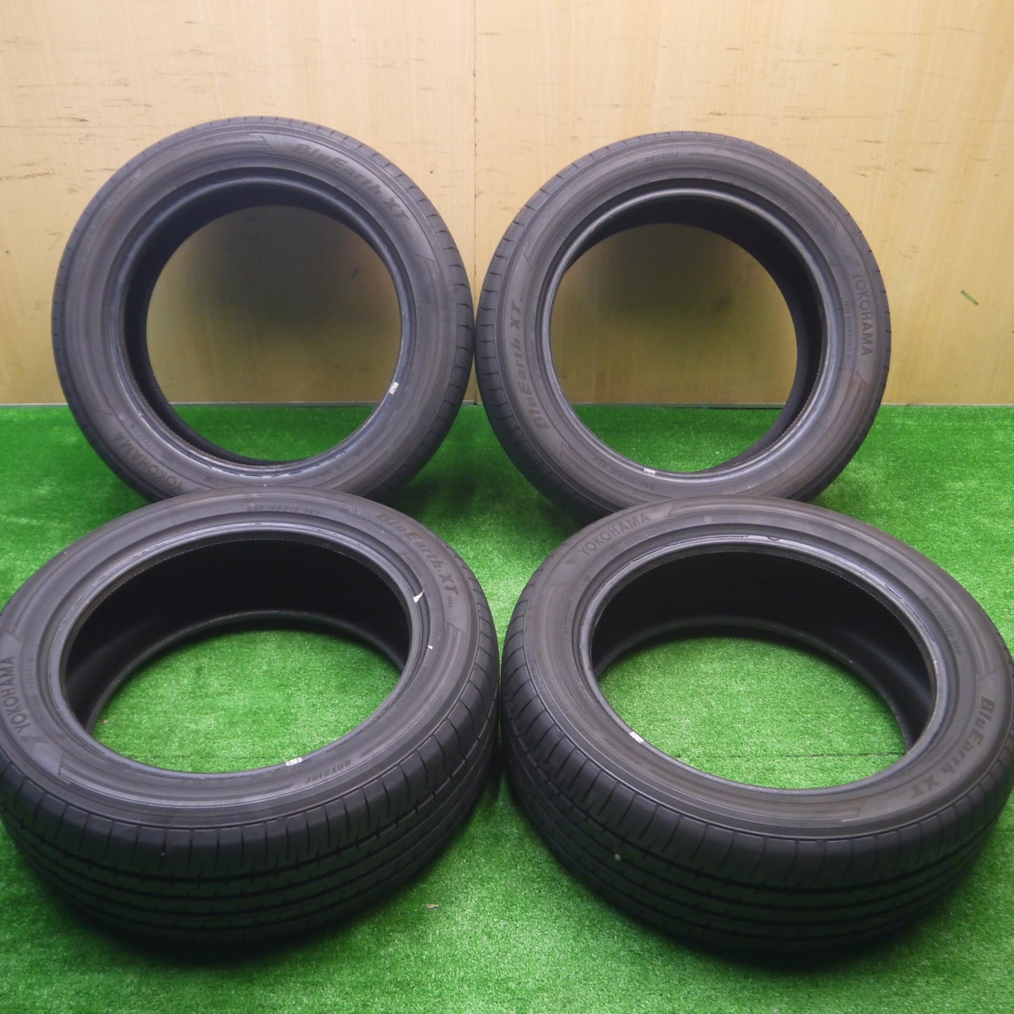 *送料無料* バリ溝！23年！9.5分★225/55R18 ヨコハマ BluEarth-XT AE61 タイヤ 18インチ C-HR カローラクロス フォレスター XV 等★4080904Hノタ