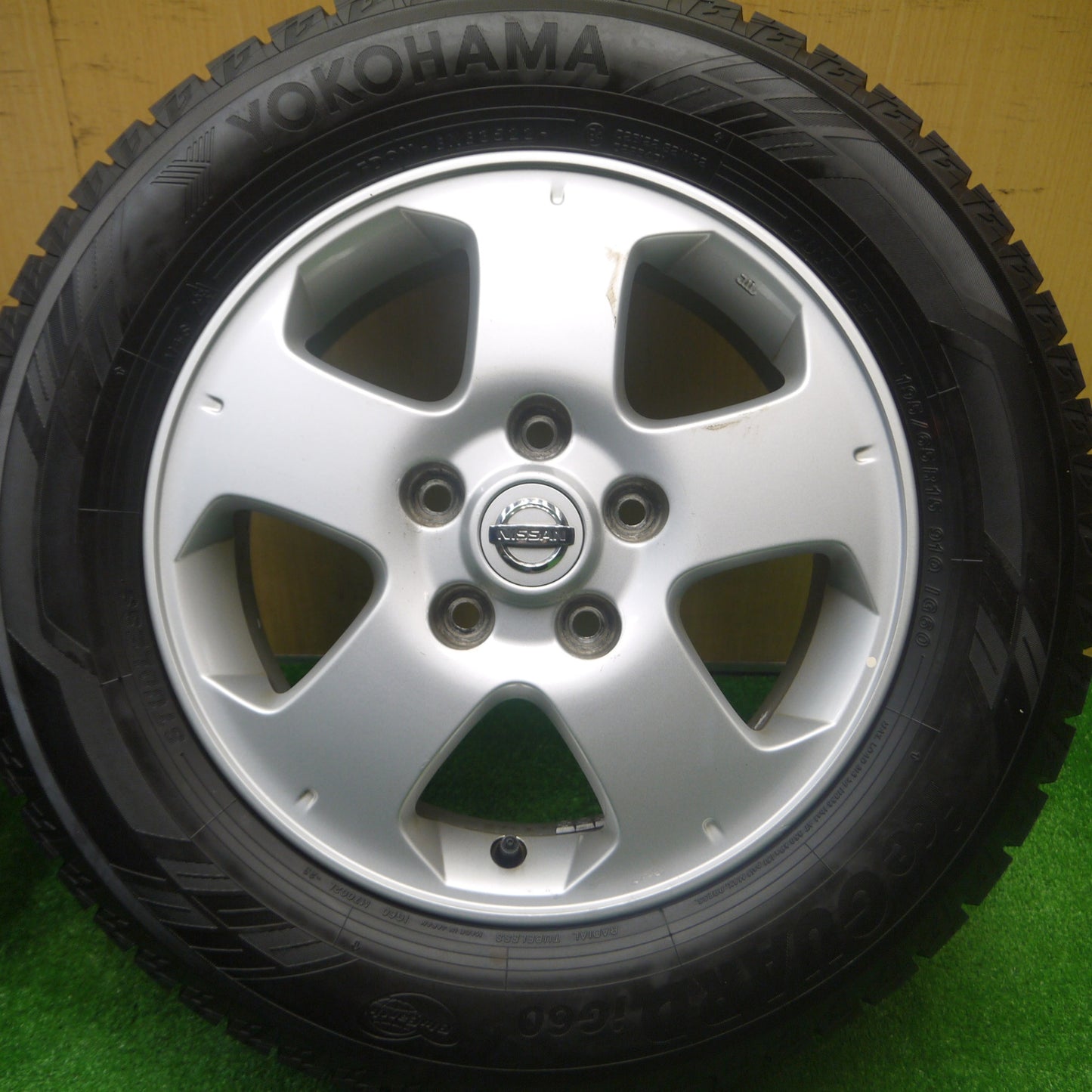 *送料無料* バリ溝！22年！9.5分★日産 C25 セレナ 純正 195/65R15 スタッドレス ヨコハマ アイスガード iG60 15インチ PCD114.3/5H★4082802Hス