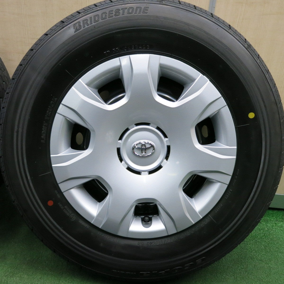 *送料無料* 新車外し！23年★トヨタ 200系 ハイエース 純正 スチール 195/80R15 107/105N ブリヂストン エコピア RD613 PCD139.7/6H★4042105HAノ