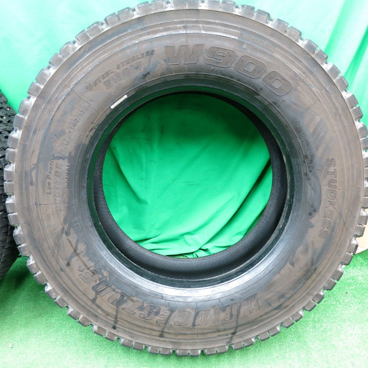 *送料無料* バリ溝！23年！9分★トラック タイヤ 265/70R19.5 140/138J スタッドレス ブリヂストン W900 19.5インチ★4042405ナスタ