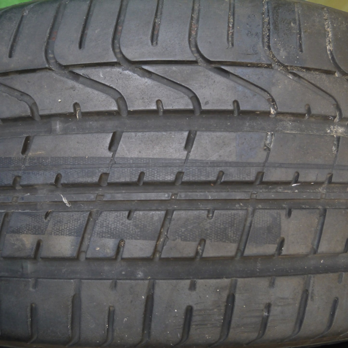 [送料無料] バリ溝！8.5分★255/40R20 ピレリ PZERO Pゼロ 20インチ タイヤ アウディ ベンツ 等★4100105Hノタ