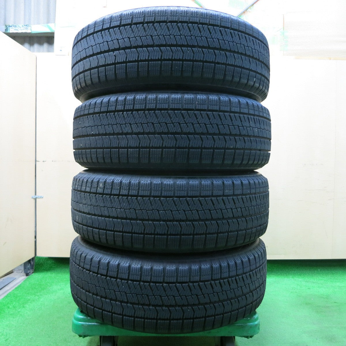 *送料無料* バリ溝！キレイ！9.5分★スタッドレス 215/60R17 ブリヂストン ブリザック VRX2 EuroSpeed MiD 17インチ PCD114.3/5H★4040201イス