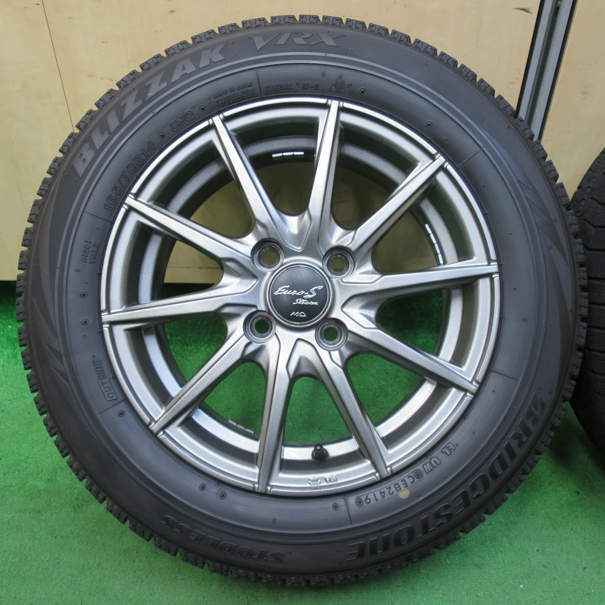 *送料無料* キレイ★スタッドレス 165/70R14 ブリヂストン ブリザック VRX Euro-S Stream MiD 14インチ  PCD100/4H★4090106イス