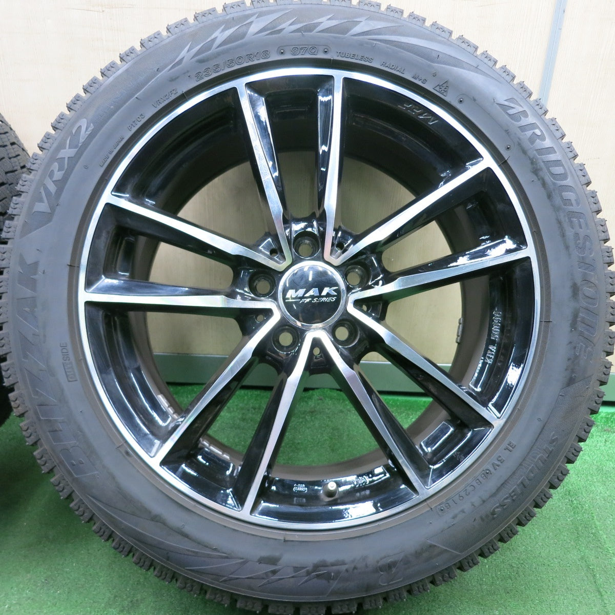 *送料無料* バリ溝！ほぼ10分★ベンツ 等 MAK FF SERIES MFF 235/50R18 スタッドレス ブリヂストン ブリザック VRX2 18インチ PCD112/5H★4070703HAス