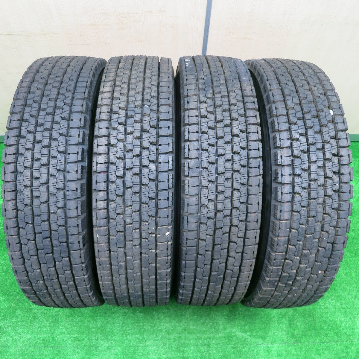 *送料無料* ほぼ未使用！23年★トラック タイヤ 225/80R17.5 123/122L スタッドレス ブリヂストン W999 17.5インチ★4072201NJスタ