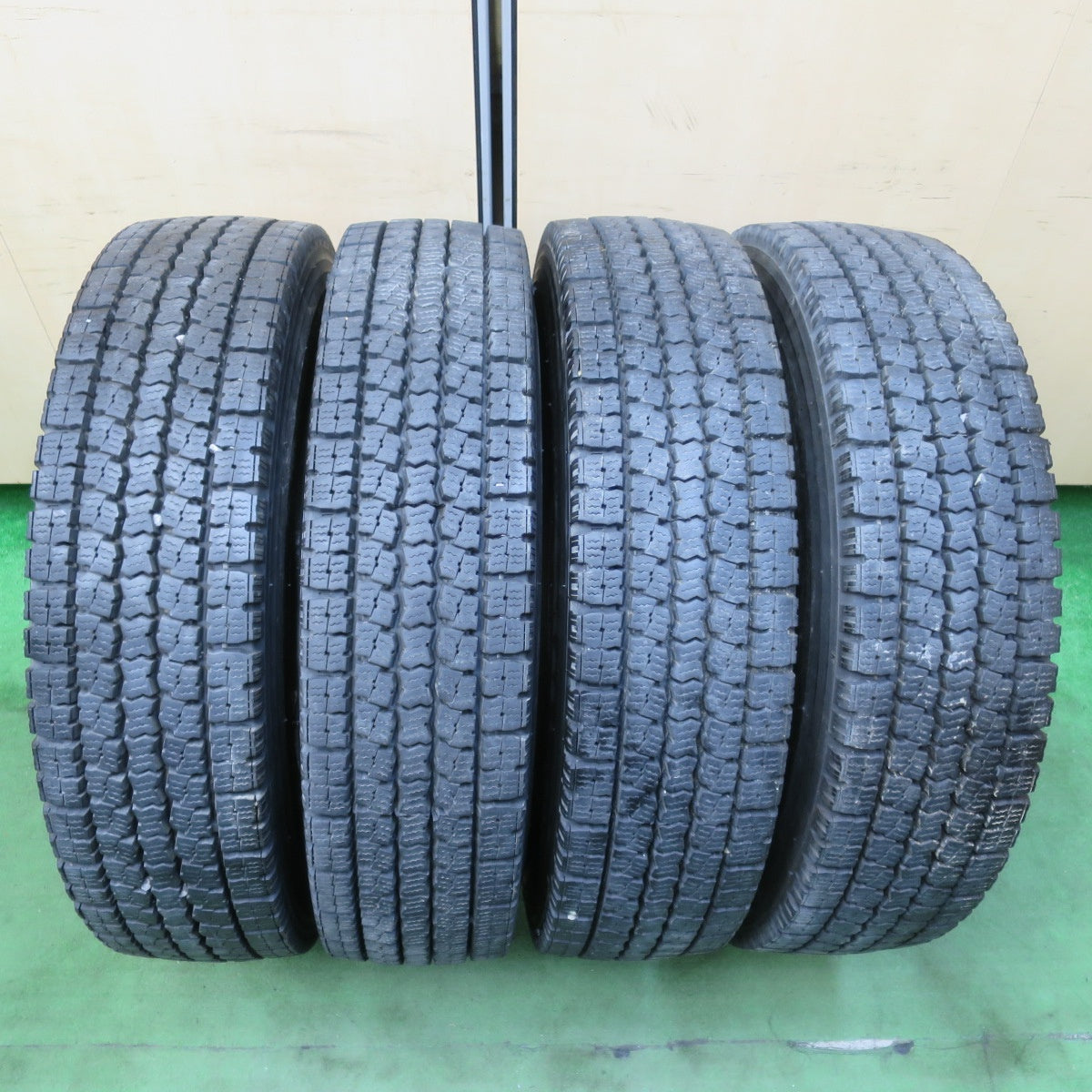 [送料無料] バリ溝！21年！9.5分★トラック タイヤ 225/80R17.5 123/122L スタッドレス トーヨー M919 17.5インチ★5020202IMスタ