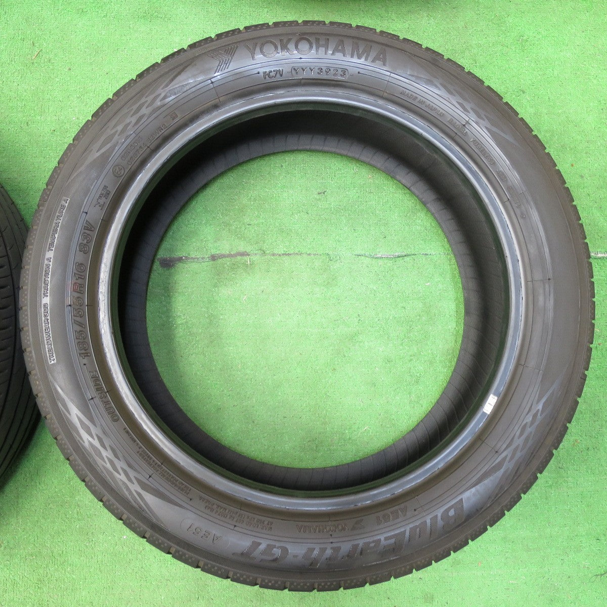 *送料無料* バリ溝！23年！9分★185/55R16 ヨコハマ BluEarth-GT AE51 タイヤ 16インチ ブルーアース ヤリス フィット スイフト 等★4061807イノタ