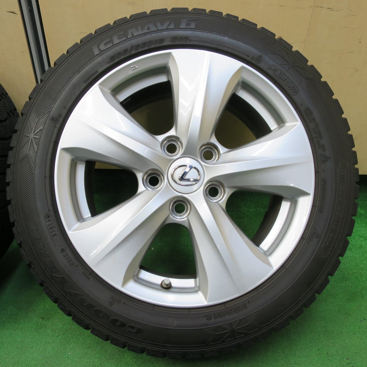 *送料無料* センサー付！キレイ★レクサス IS 純正 205/55R16 スタッドレス グッドイヤー アイスナビ6 16インチ PCD114.3/5H★4082702イス