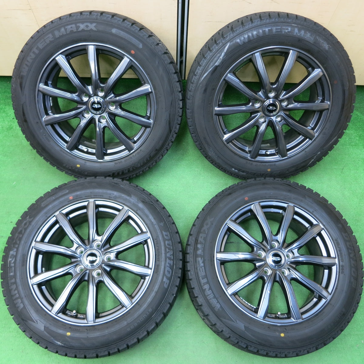 *送料無料* バリ溝！22年！キレイ！9.5分★スタッドレス 215/60R17 ダンロップ ウインターマックス WM02 TEAD テッド 17インチ PCD114.3/5H★4042907イス