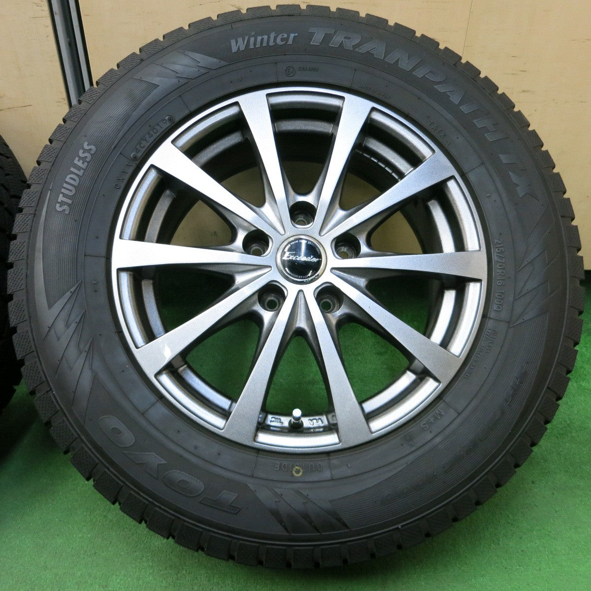 *送料無料* バリ溝！キレイ！9.5分★スタッドレス 215/70R16 トーヨー ウインタートランパス TX Exceeder エクシーダー 16インチ PCD114.3/5H★4051706イス