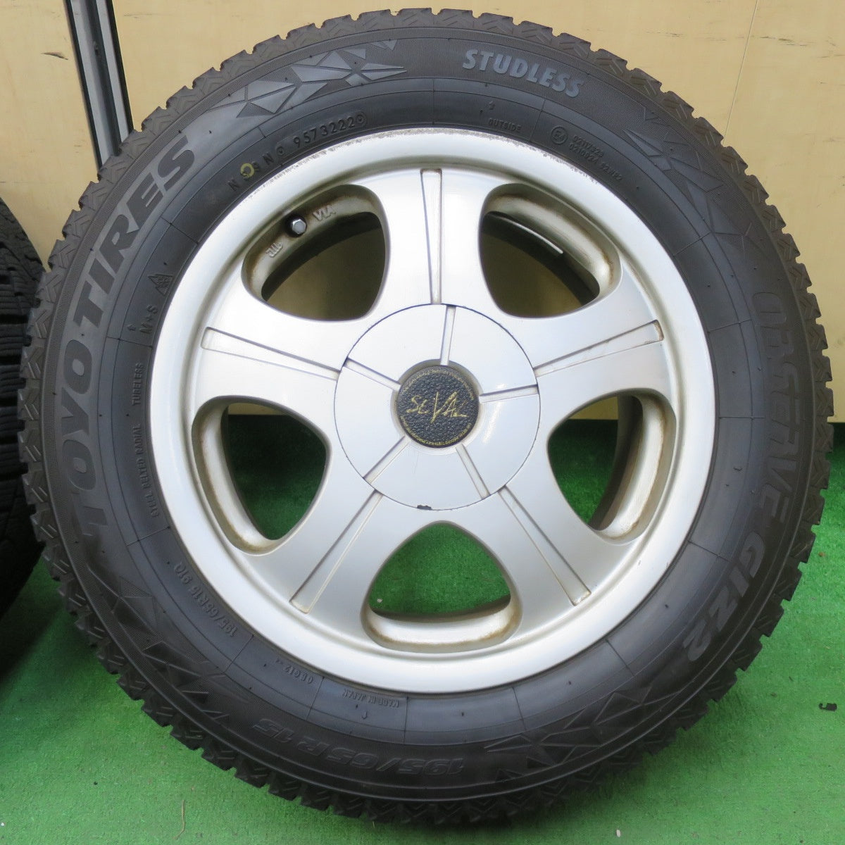 *送料無料* バリ溝！22年！9.5分★スタッドレス 195/65R15 トーヨー オブザーブ GIZ2 SEVAL 15インチ PCD114.3/4H 5H マルチ★4082901イス