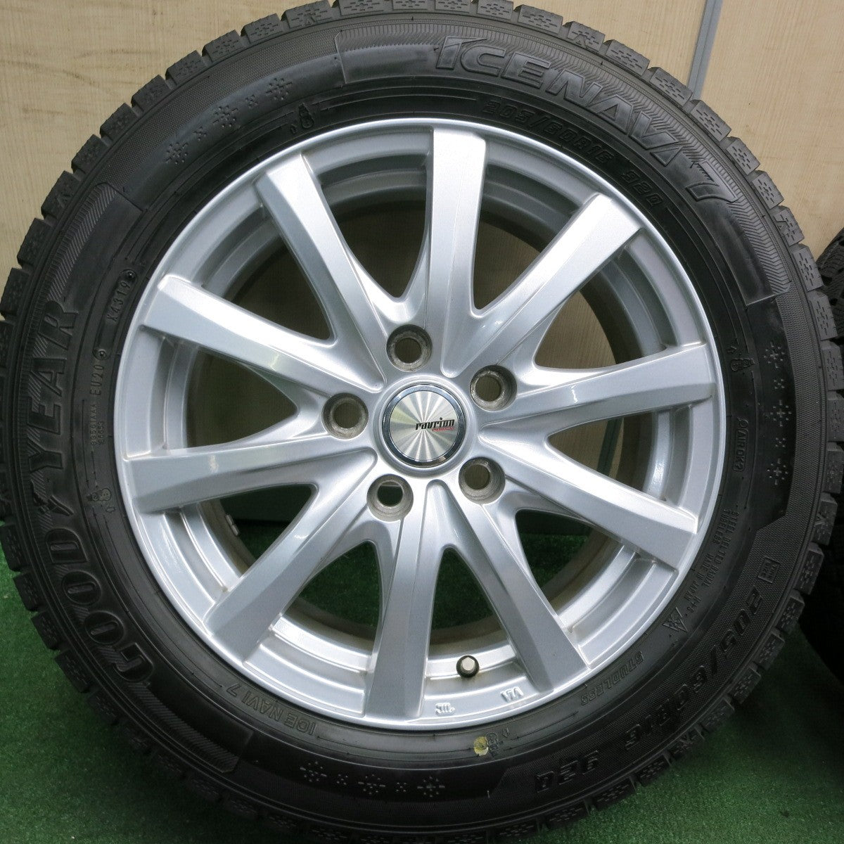 *送料無料* バリ溝！キレイ！9.5分以上★スタッドレス 205/60R16 グッドイヤー アイスナビ7 ravrion RS01 ラブリオン 16インチ PCD114.3/5H★4042010HAス