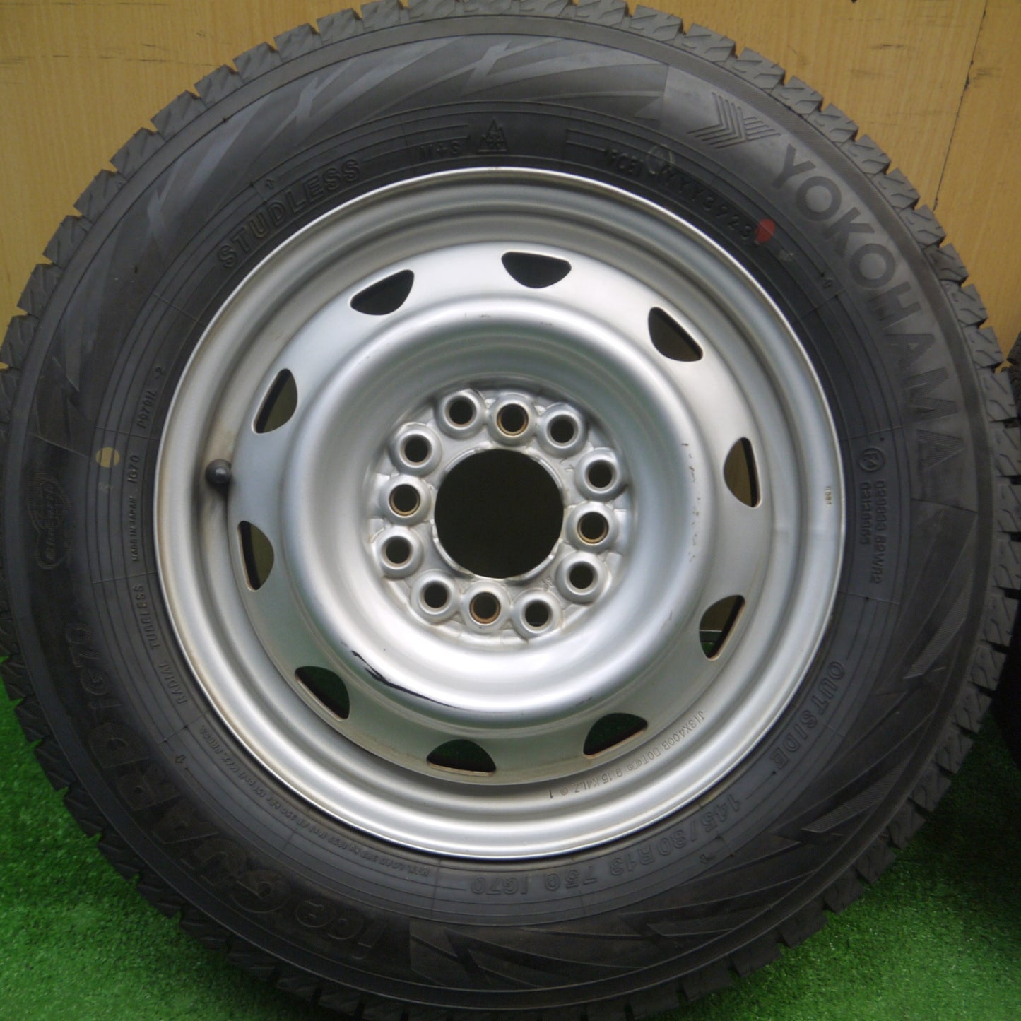 [送料無料] 超バリ溝！23年！キレイ！ほぼ10分★スタッドレス 145/80R13 ヨコハマ アイスガード iG70 スチール ホイール 13インチ PCD100 110 114.3/4H マルチ★4122301Hス