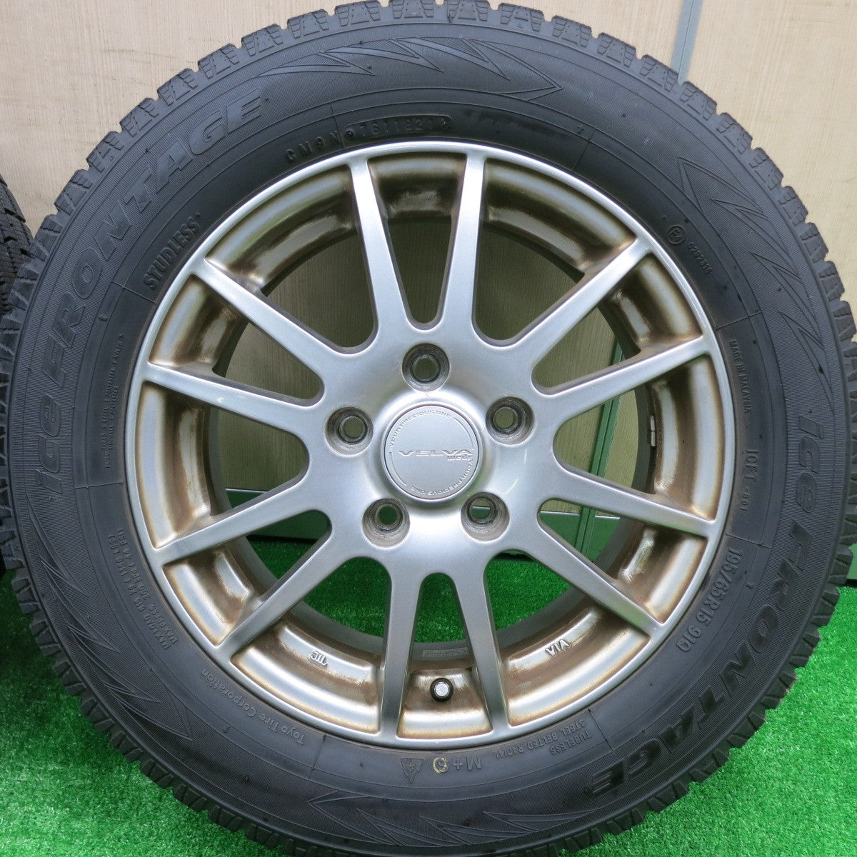 *送料無料* バリ溝！21年！9.5分以上★スタッドレス 195/65R15 アイスフロンテージ VELVA ヴェルヴァ 15インチ PCD114.3/5H★4072702HAス