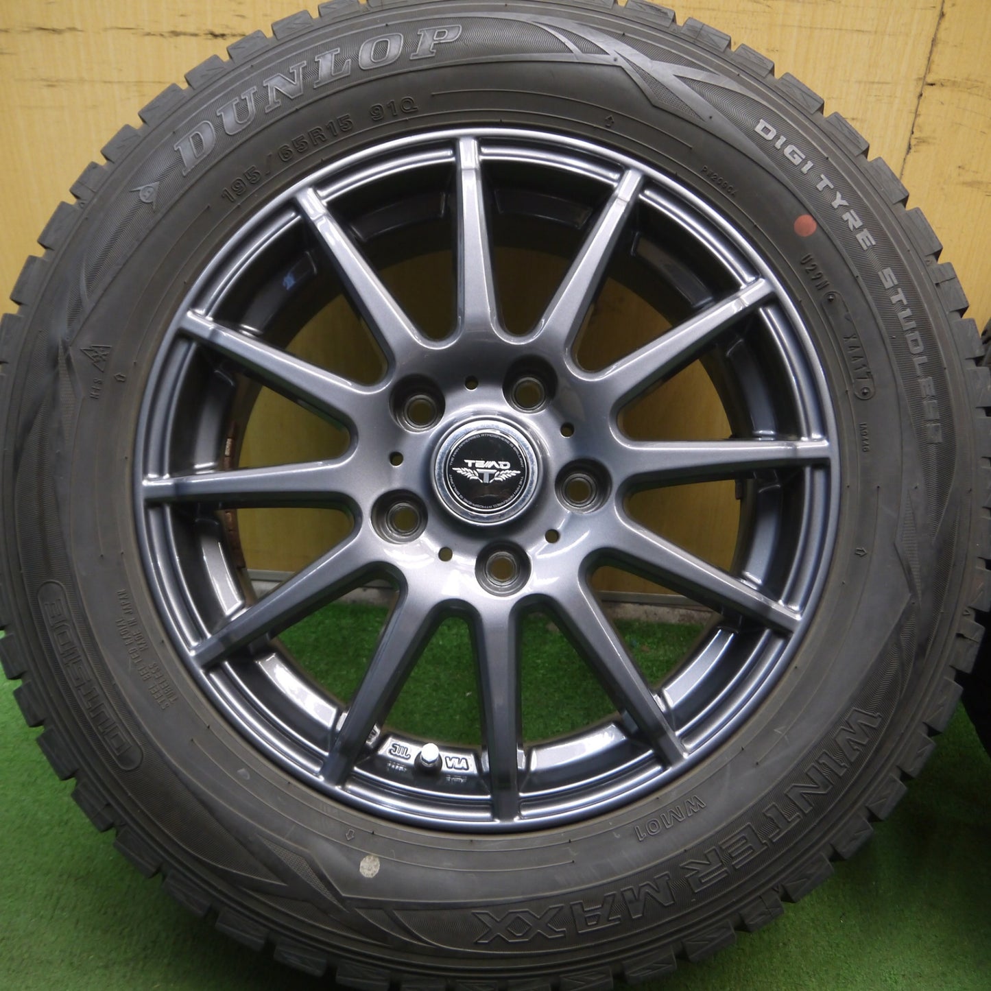 *送料無料* バリ溝！キレイ！8.5分★スタッドレス 195/65R15 ダンロップ ウインターマックス WM01 TEAD テッド 15インチ PCD114.3/5H★4051709Hス