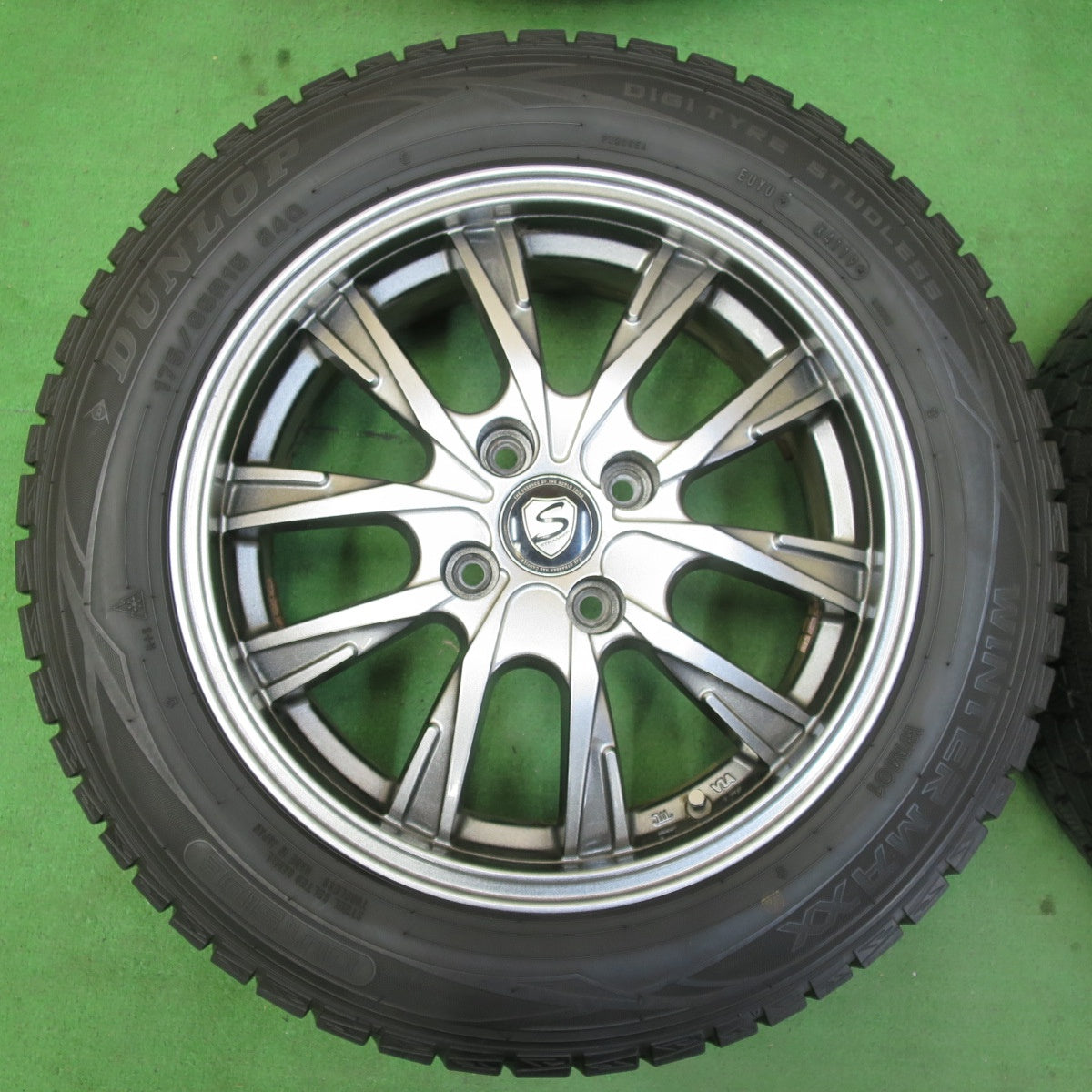 [送料無料] バリ溝！キレイ！8.5分★スタッドレス 175/65R15 ダンロップ ウインターマックス WM01 STRANGER ストレンジャー 15インチ PCD100/4H★4100705イス