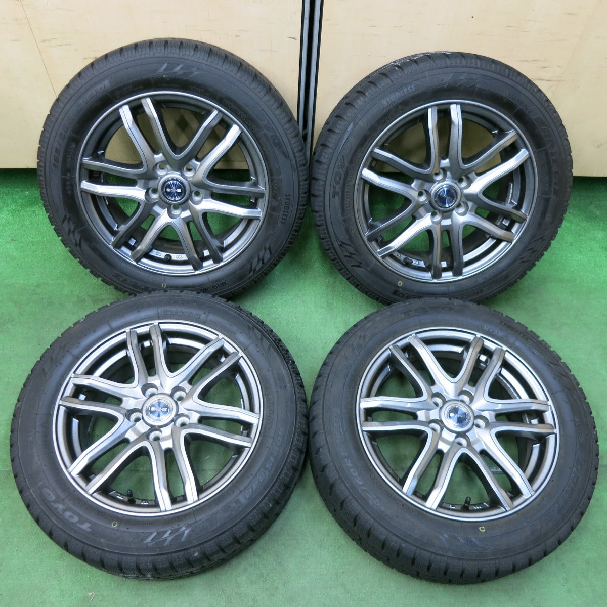 [送料無料] バリ溝！22年！キレイ！9.5分以上★シエンタ 等 185/60R15 スタッドレス トーヨー オブザーブ ガリット GIZ SG-E 15インチ PCD100/5H★4121111SYス