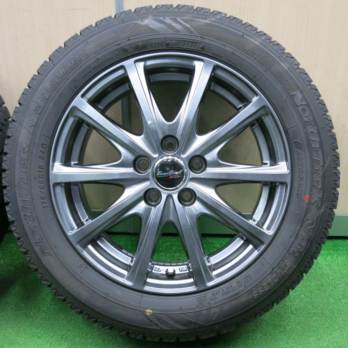 [送料無料] 超バリ溝！キレイ！ほぼ10分★シエンタ等 175/65R15 スタッドレス オートバックス ノーストレック N3i EuroSpeed MANARAY SPORT 15インチ PCD100/5H★4113001NJス