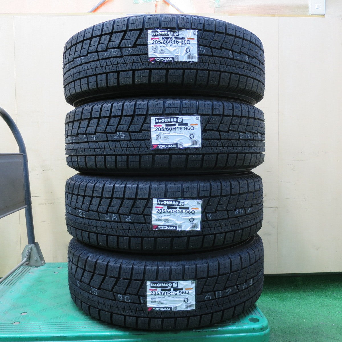 [送料無料] 未使用！23年★スタッドレス 205/60R16 ヨコハマ アイスガード iG60 Precious HS-2 プレシャス 16インチ PCD114.3/5H★4101608イス