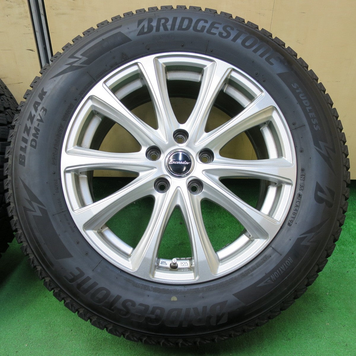 *送料無料* バリ溝！キレイ！8.5分★スタッドレス 225/65R17 ブリヂストン ブリザック DM-V3 Exceeder エクシーダー 17インチ PCD114.3/5H★4061203イス