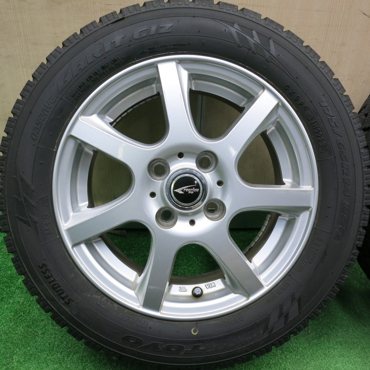 [送料無料] バリ溝！23年！キレイ！ほぼ10分★スタッドレス 175/65R14 トーヨー オブザーブ ガリット GIZ ravrion P3 ラブリオン 14インチ PCD100/4H★4112908HAス