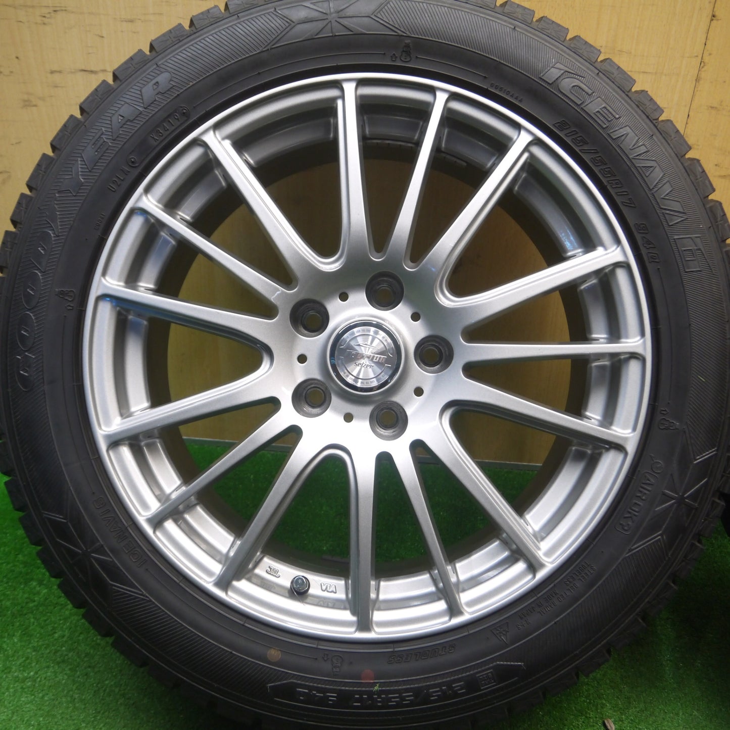 [送料無料] 超バリ溝！キレイ！9.5分以上★スタッドレス 215/55R17 グッドイヤー アイスナビ6 ravrion selzer ラブリオン 17インチ PCD114.3/5H★5012108Hス