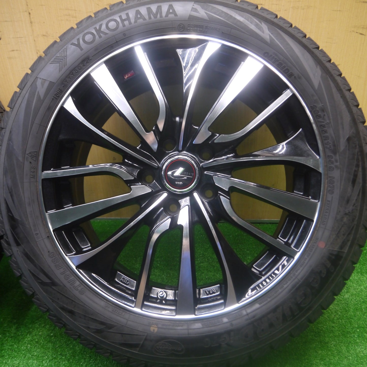 *送料無料* バリ溝！22年！キレイ！9.5分★LEONIS VT スタッドレス 205/55R17 ヨコハマ アイスガード iG70 レオニス 17インチ PCD114.3/5H★4082103Hス