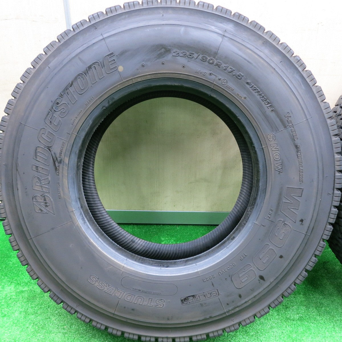 *送料無料* バリ溝！23年！8.5分★トラック タイヤ 225/90R17.5 127/125L スタッドレス ブリヂストン W999 17.5インチ★4080704HAスタ