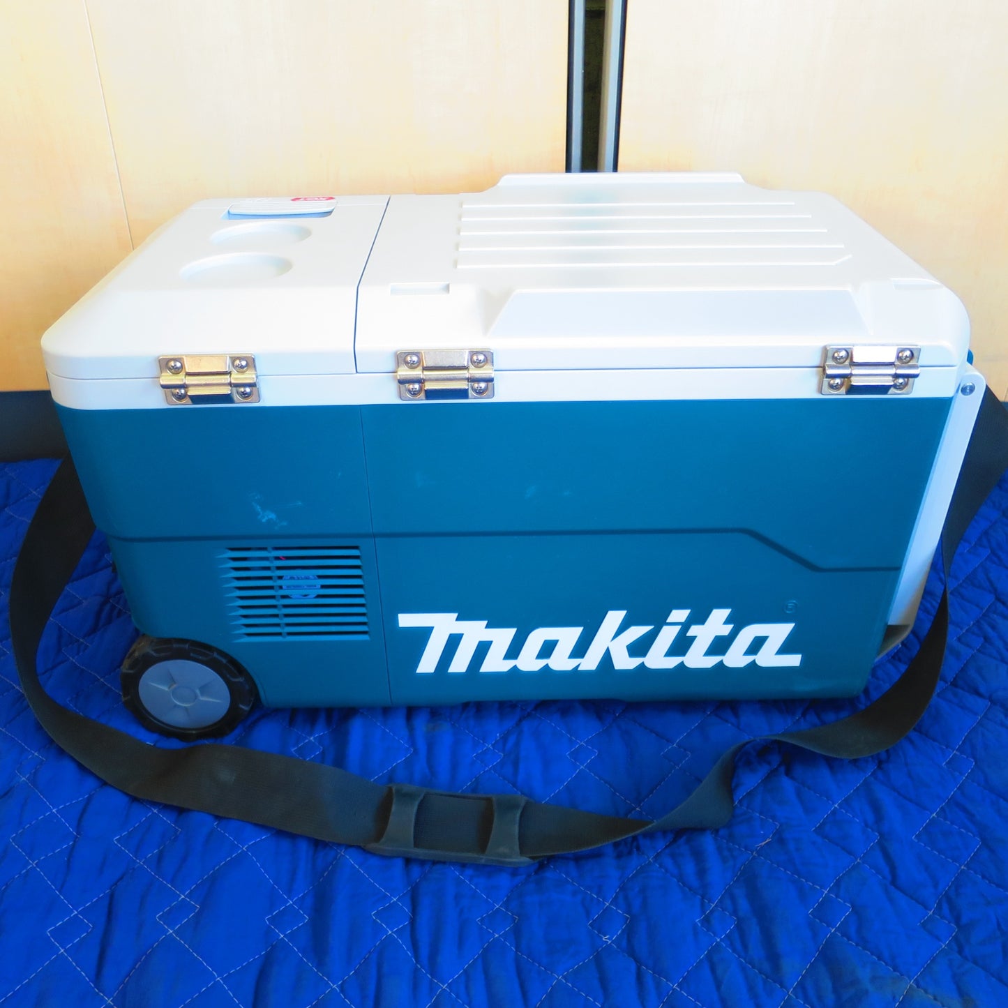 [送料無料] キレイ☆マキタ 充電式 保冷温庫 CW001G 容量20L 車載 アウトドア makita☆