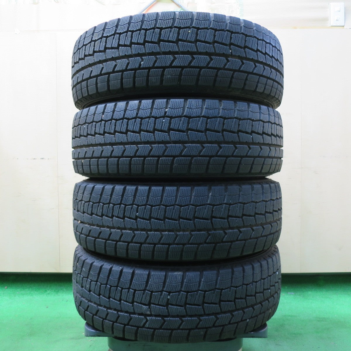 *送料無料* バリ溝！21年！キレイ！9.5分以上★スタッドレス 185/60R15 ダンロップ ウインターマックス WM02 Exceeder エクシーダー PCD100/4H★4070305イス