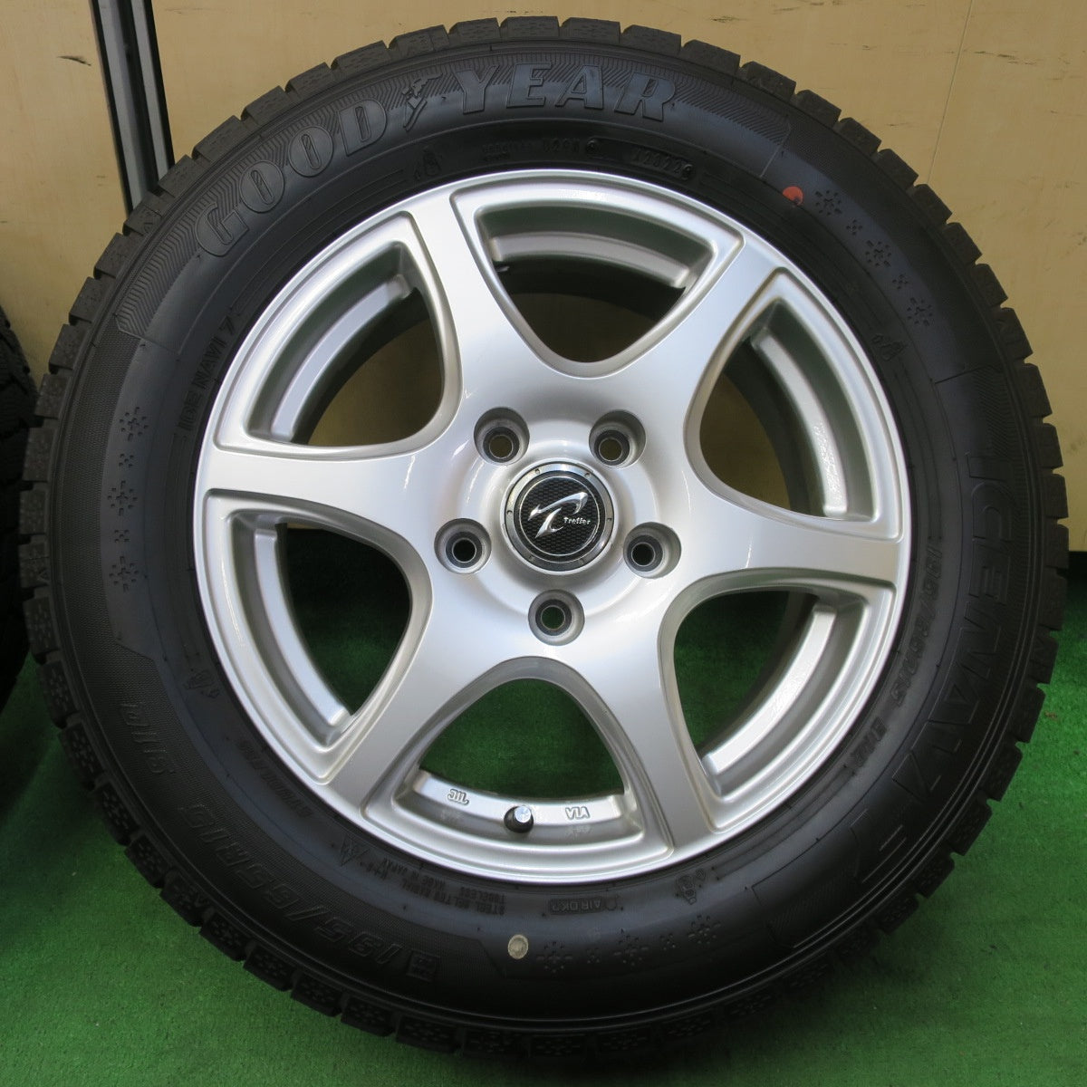 [送料無料] バリ溝！22年！キレイ！9.5分以上★スタッドレス 195/65R15 グッドイヤー アイスナビ7 Treffer トレファー 15インチ PCD114.3/5H★4100708イス