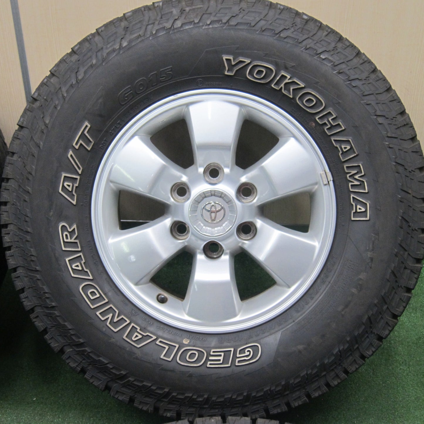 *送料無料* バリ溝！9.5分★トヨタ 215系 ハイラックス サーフ 純正 265/75R16 ヨコハマ ジオランダー A/T G015 ホワイトレター PCD139.7/6H★4041604TNノ