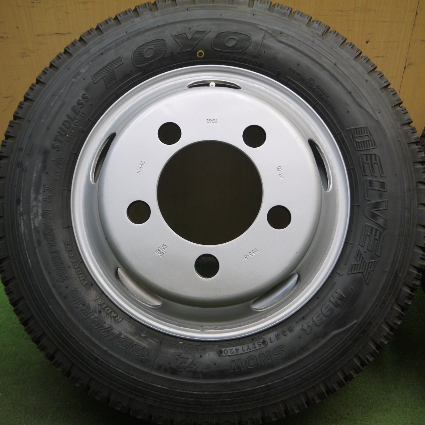 *送料無料* 未使用！20年★トラック タイヤ 195/75R15 109/107N スタッドレス トーヨー デルベックス M934 TKW ZX スチール 116.5-8 PCD203.2/5H★4080101Hス