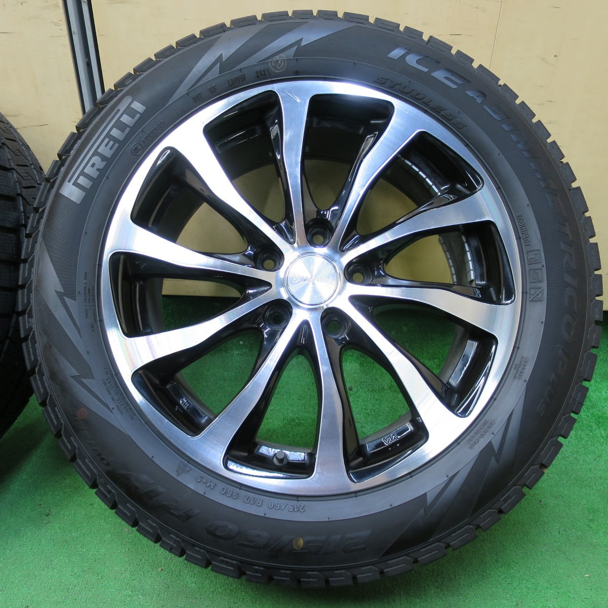 *送料無料* バリ溝！21年！キレイ！ほぼ10分★スタッドレス 215/60R17 ピレリ アイスアシンメトリコ プラス BALMINUM バルミナ 17インチ PCD114.3/5H★4061101イス