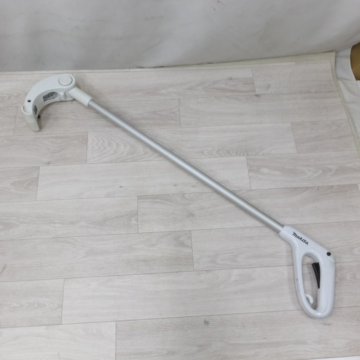 [送料無料] ◆マキタ 充電式 芝生 バリカン MUM168D 160mm 18V 本体のみ 替刃 延長アタッチメント付き 芝刈機 電動 工具◆