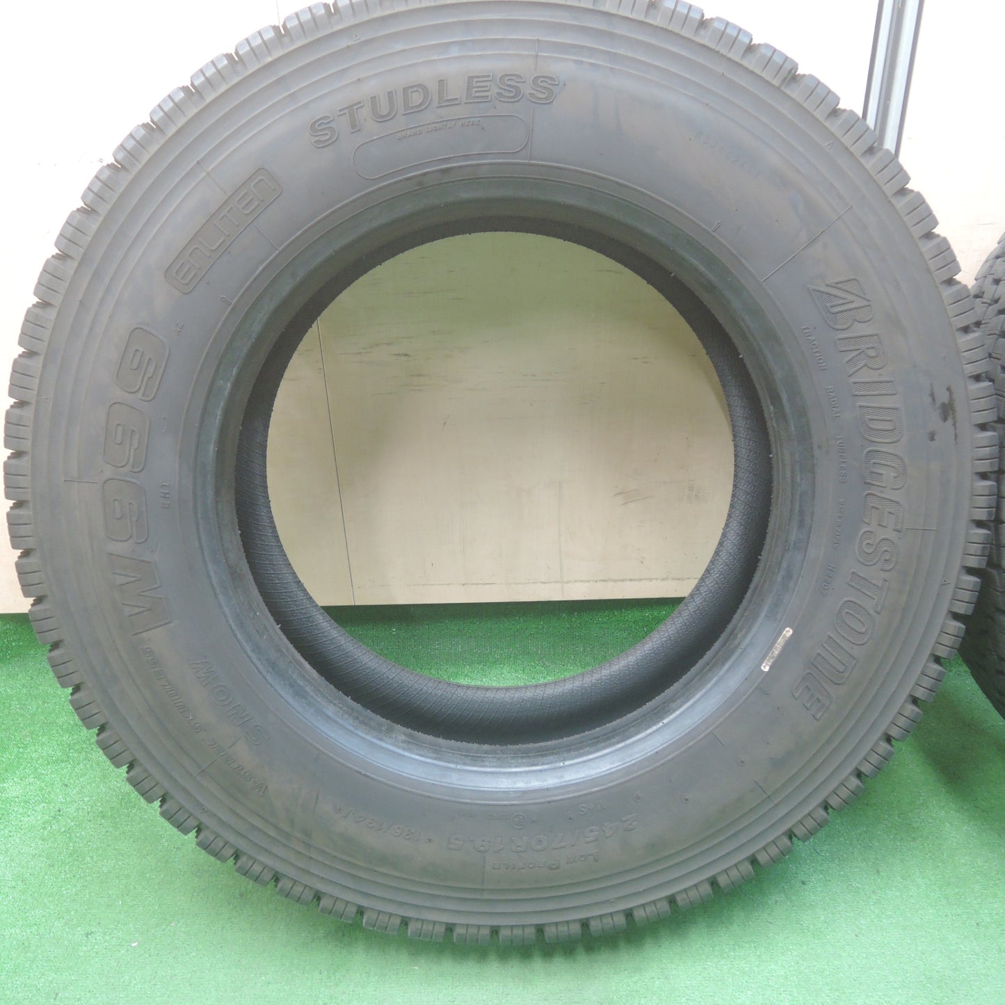 *送料無料* バリ溝！23年！9.5分★トラック タイヤ 245/70R19.5 136/134J スタッドレス ブリヂストン W999 19.5インチ★4042404KMスタ