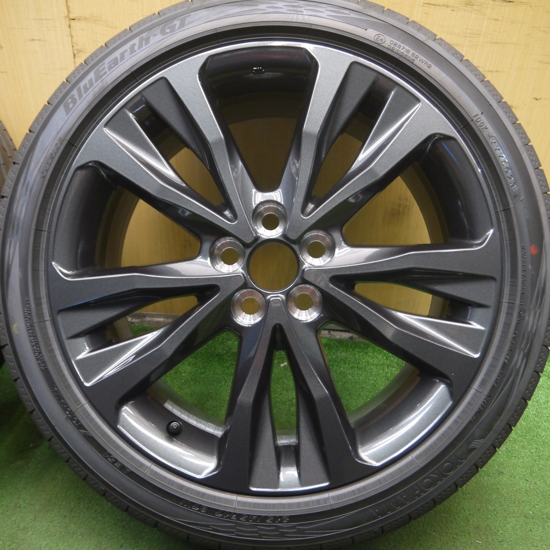 送料無料* 新車外し！23年☆トヨタ カローラ ツーリング WxB 純正 215/45R17 ヨコハマ BluEarth-GT AE51 |  名古屋/岐阜の中古カー用品・工具の買取/販売ならガレージゲット