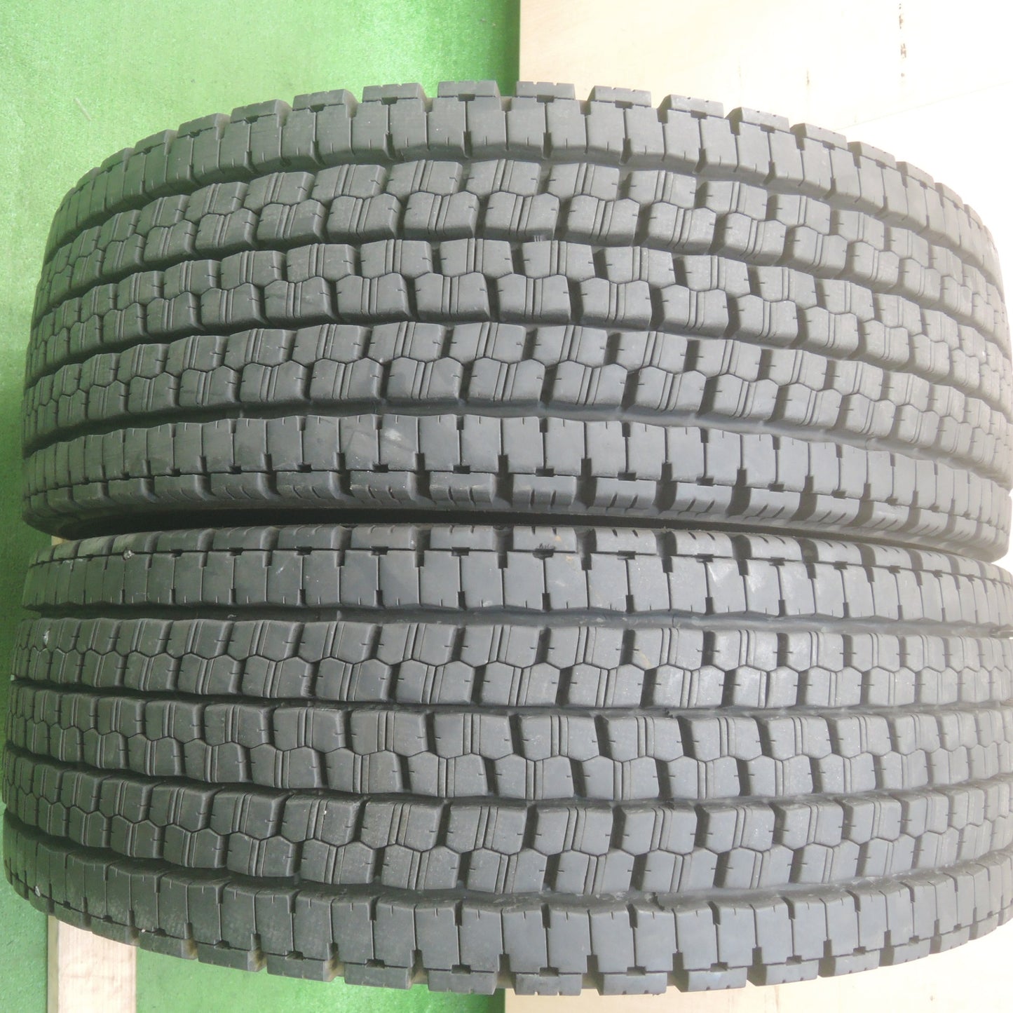 *送料無料* バリ溝！23年！9.5分★トラック タイヤ 245/70R19.5 136/134J スタッドレス ブリヂストン W999 19.5インチ★4042405KMスタ