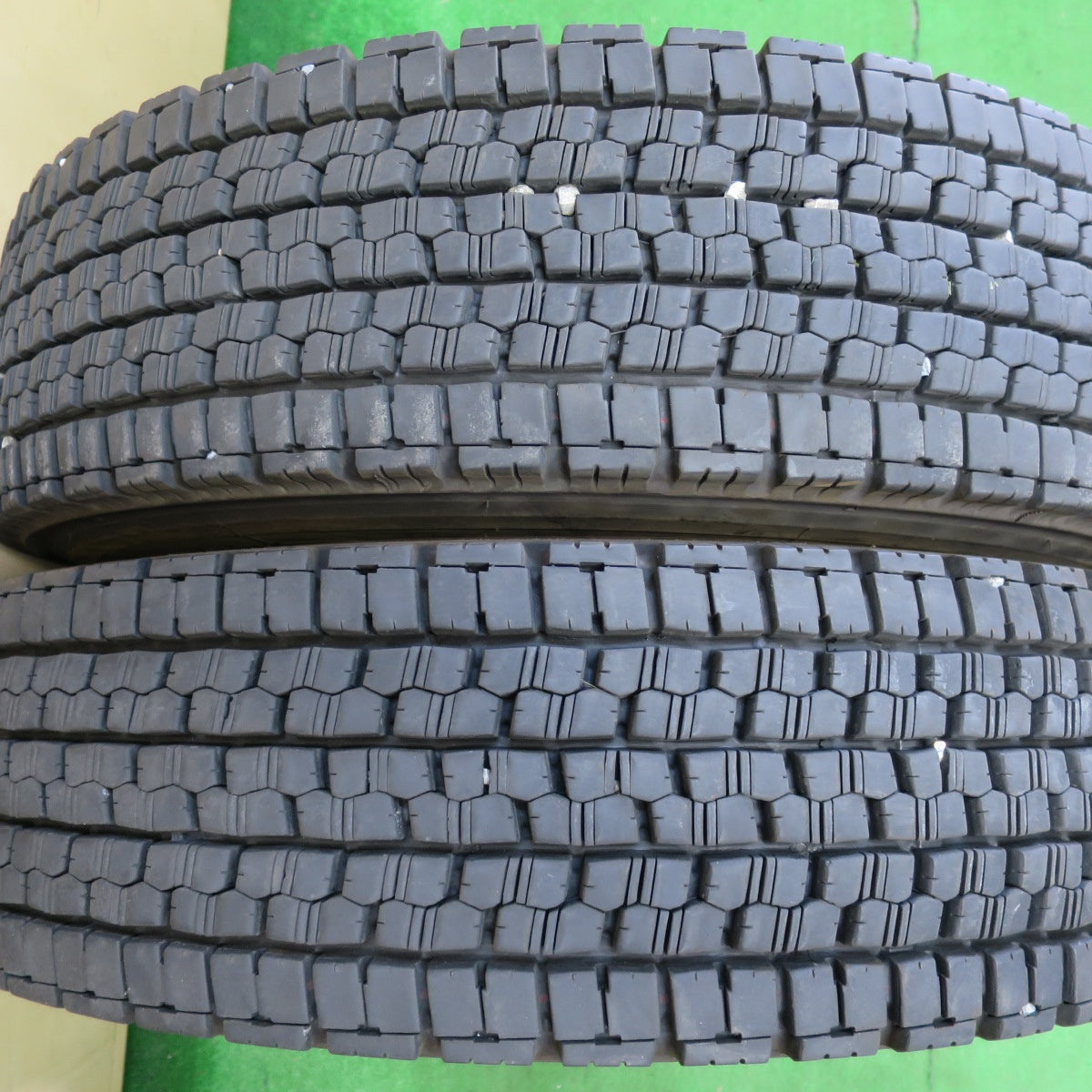 *送料無料* バリ溝！23年！9分★トラック タイヤ 225/80R17.5 123/122L スタッドレス ブリヂストン W999 17.5インチ★4060402イスタ