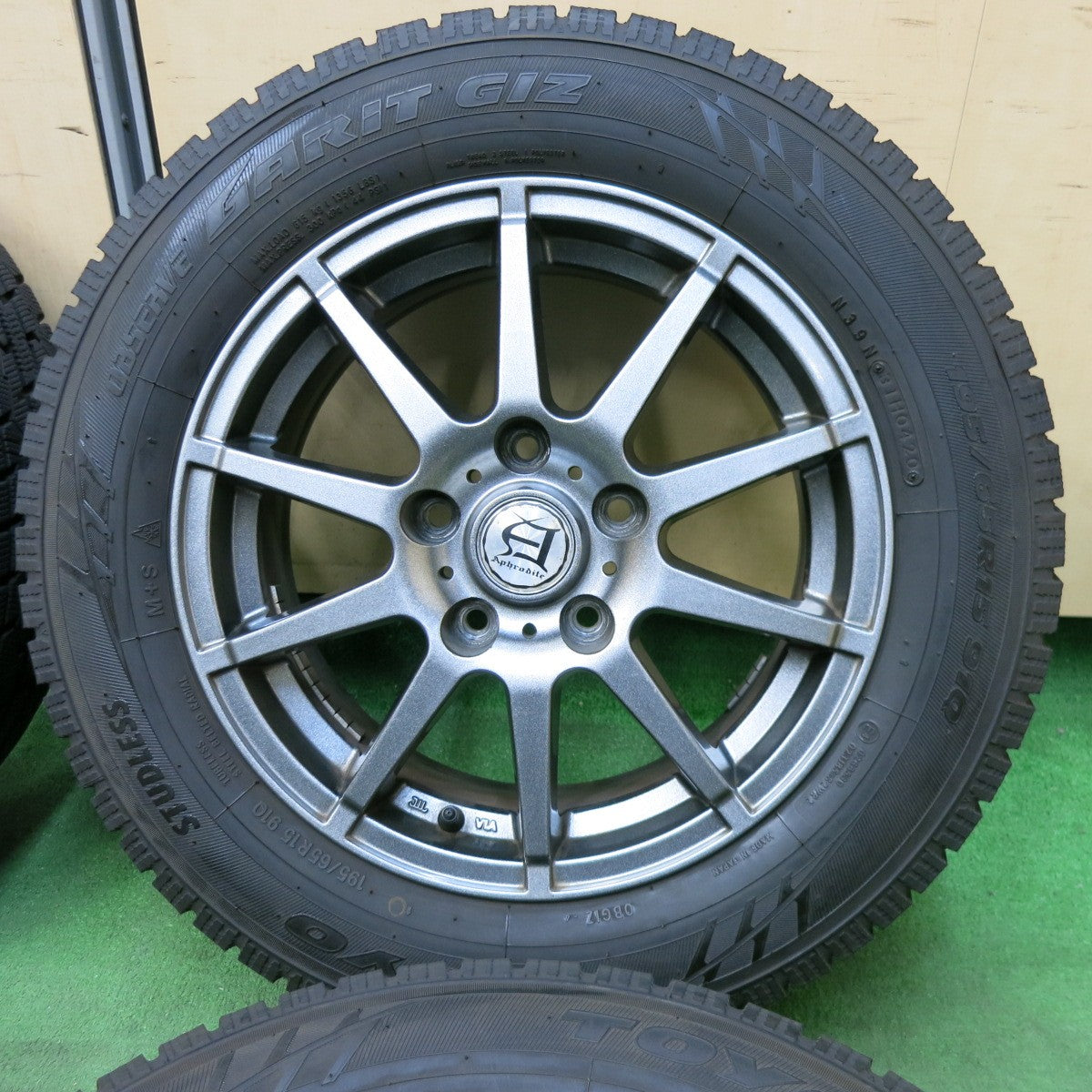 [送料無料] バリ溝！20年！キレイ！9.5分★スタッドレス 195/65R15 トーヨー オブザーブ ガリット GIZ Aphrodite アフロディーテ 15インチ PCD114.3/5H★4121802SYス