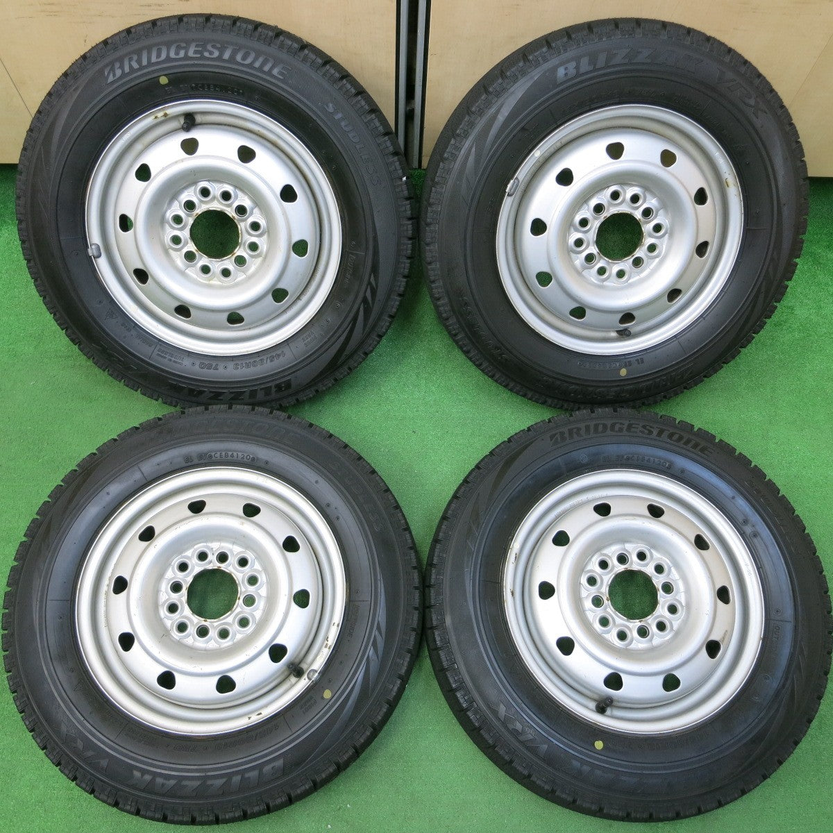 *送料無料* 超バリ溝！20年！ほぼ10分★スタッドレス 145/80R13 ブリヂストン ブリザック VRX スチール 13インチ PCD100 110 114.3/4H マルチ★4042305イス