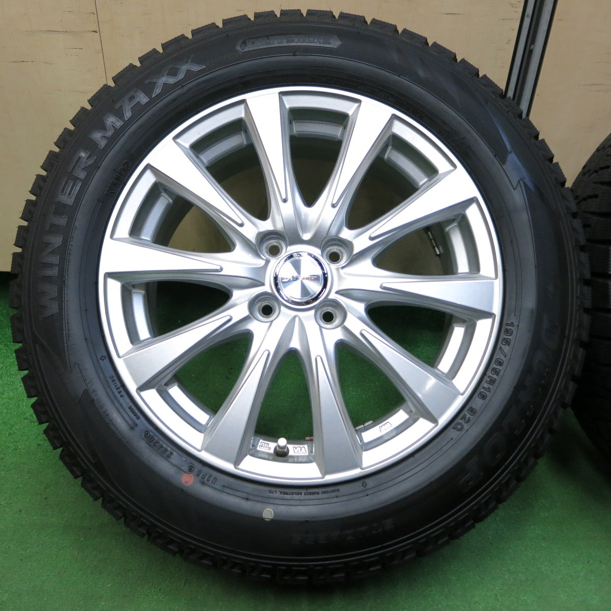 *送料無料* バリ溝！20年！キレイ！9.5分以上★スタッドレス 195/65R16 ダンロップ ウインターマックス WM02 JOKER ジョーカー 16インチ PCD100/4H★4051008イス