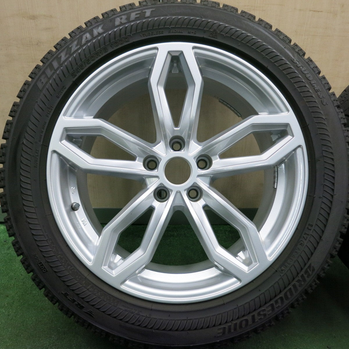 *送料無料* バリ溝！キレイ！9.5分★ベンツ 等 AGA TAS 245/50R18 スタッドレス ブリヂストン ブリザック RFT 18インチ PCD112/5H★4053103HAス