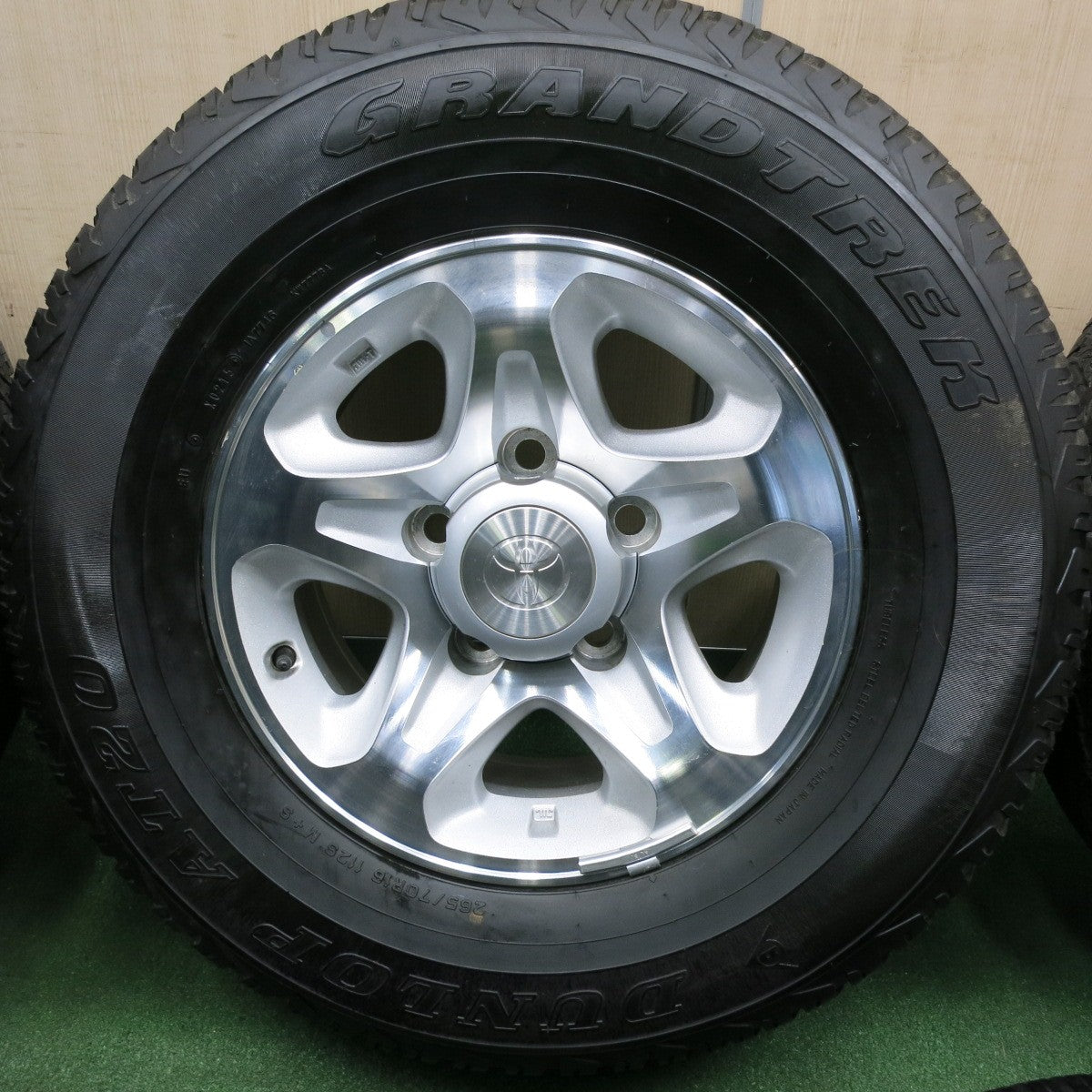 *送料無料* 新車外し★トヨタ 再販 復刻 70 ランクル 純正 265/70R16 ダンロップ AT20 グラントレック 16インチ PCD150/5H★4032503TNノ