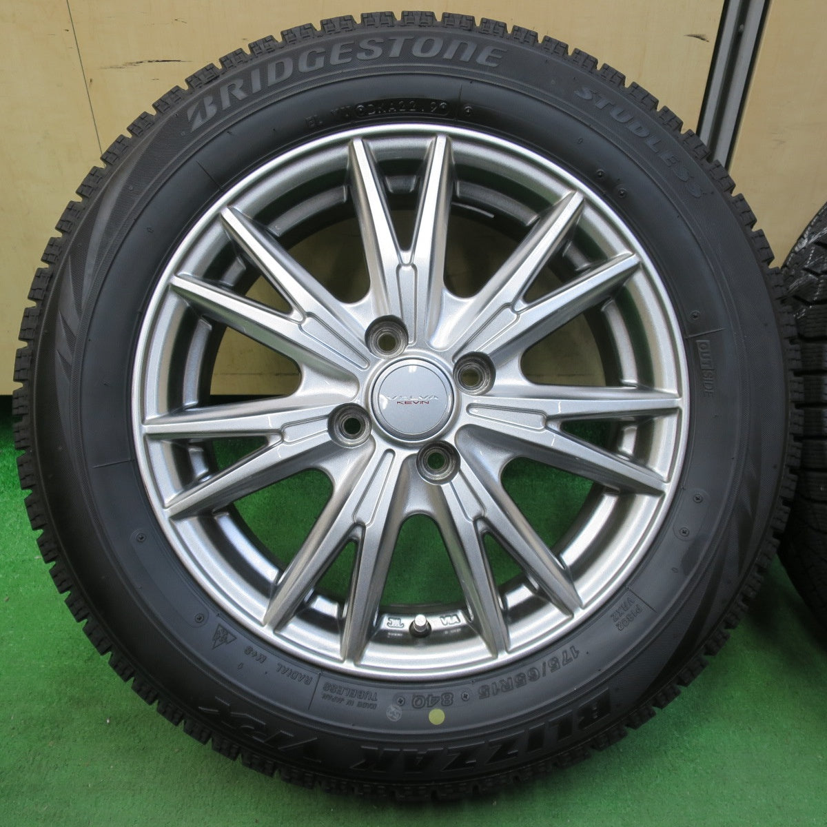 [送料無料] バリ溝！キレイ！9分★スタッドレス 175/65R15 ブリヂストン ブリザック VRX VELVA KEVIN ヴェルヴァ 15インチ PCD100/4H★4101607イス