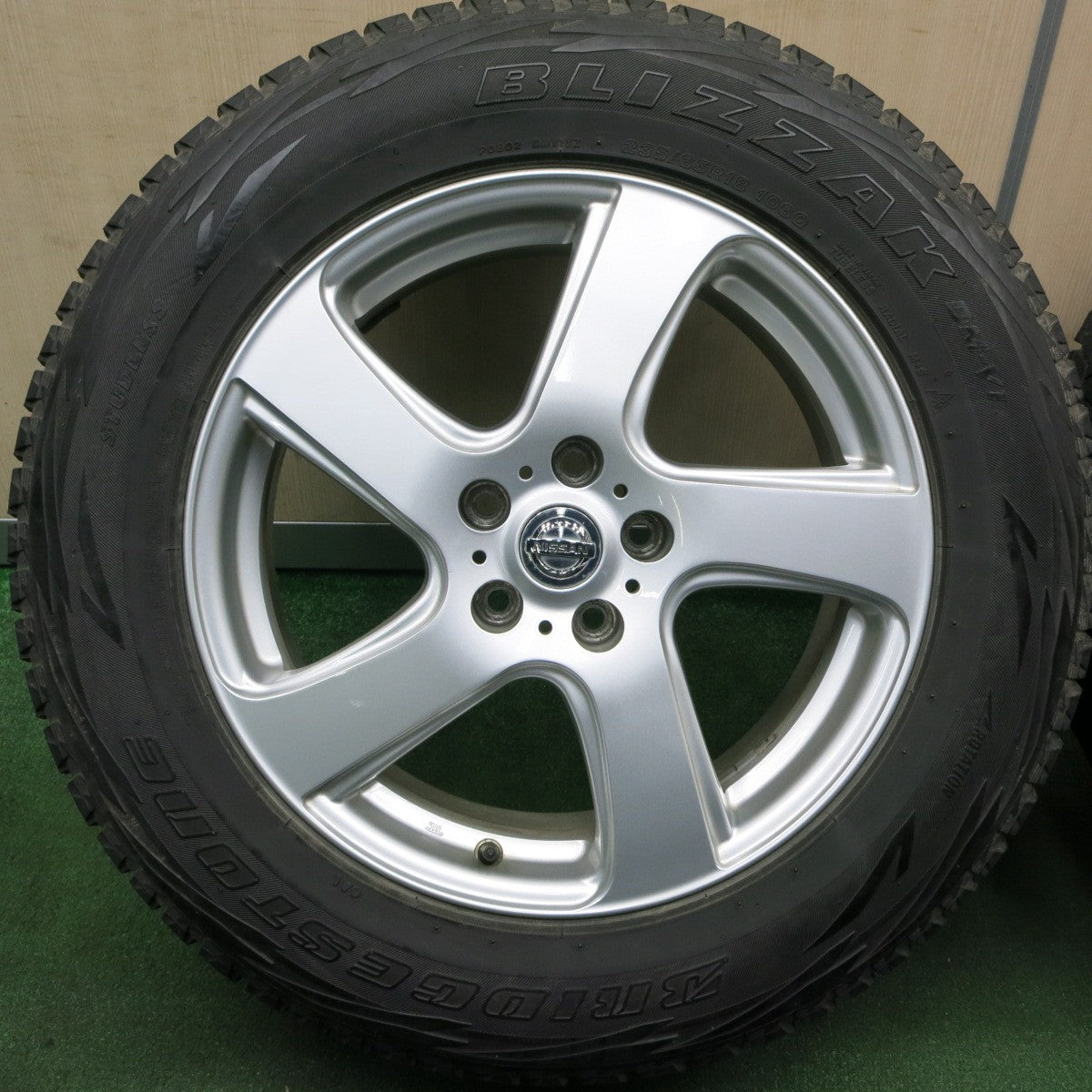 *送料無料* キレイ★日産 エクストレイル 純正 OP 235/65R18 スタッドレス ブリヂストン ブリザック DM-V1  PCD114.3/5H★4040305TNス