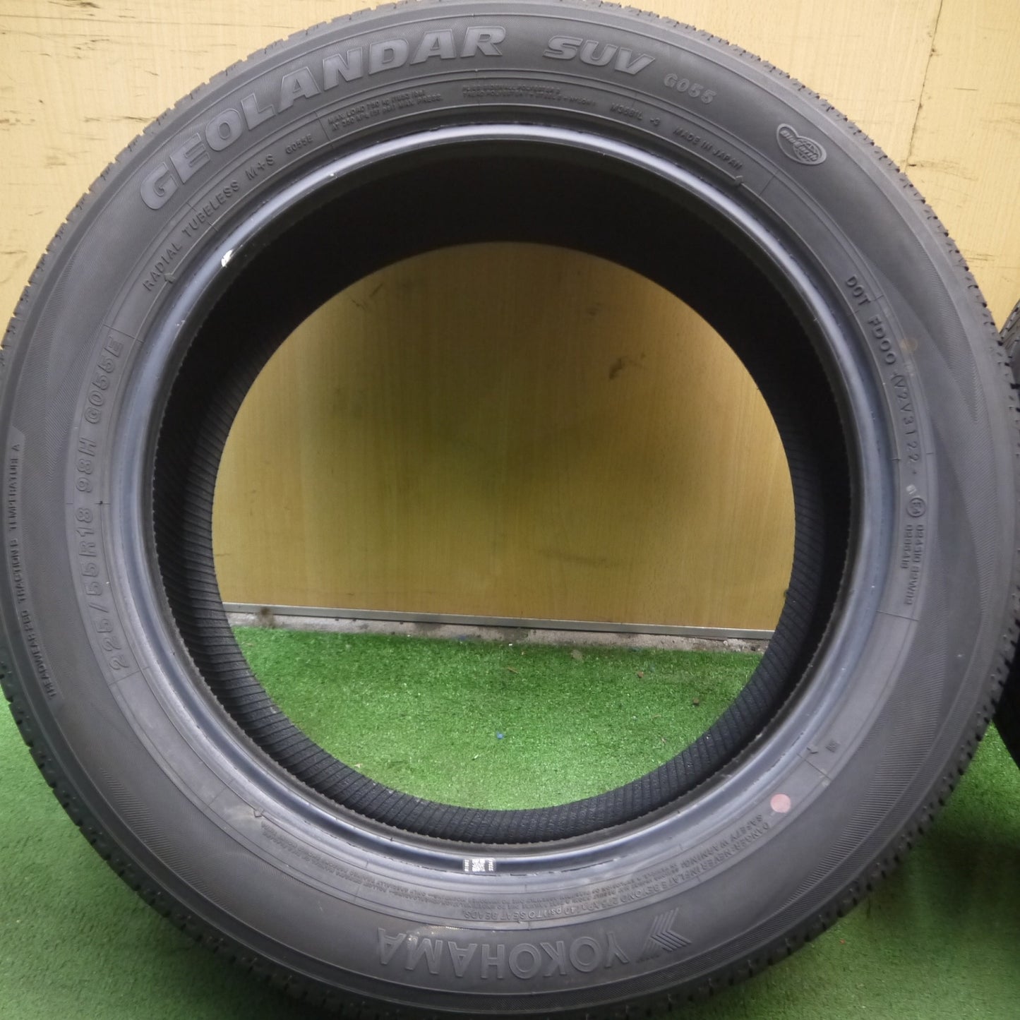 *送料無料* バリ溝！22年！9.5分以上★225/55R18 ヨコハマ ジオランダー SUV G055 G055E 18インチ エクストレイル デリカ フォレスター 等★4042214Hノタ