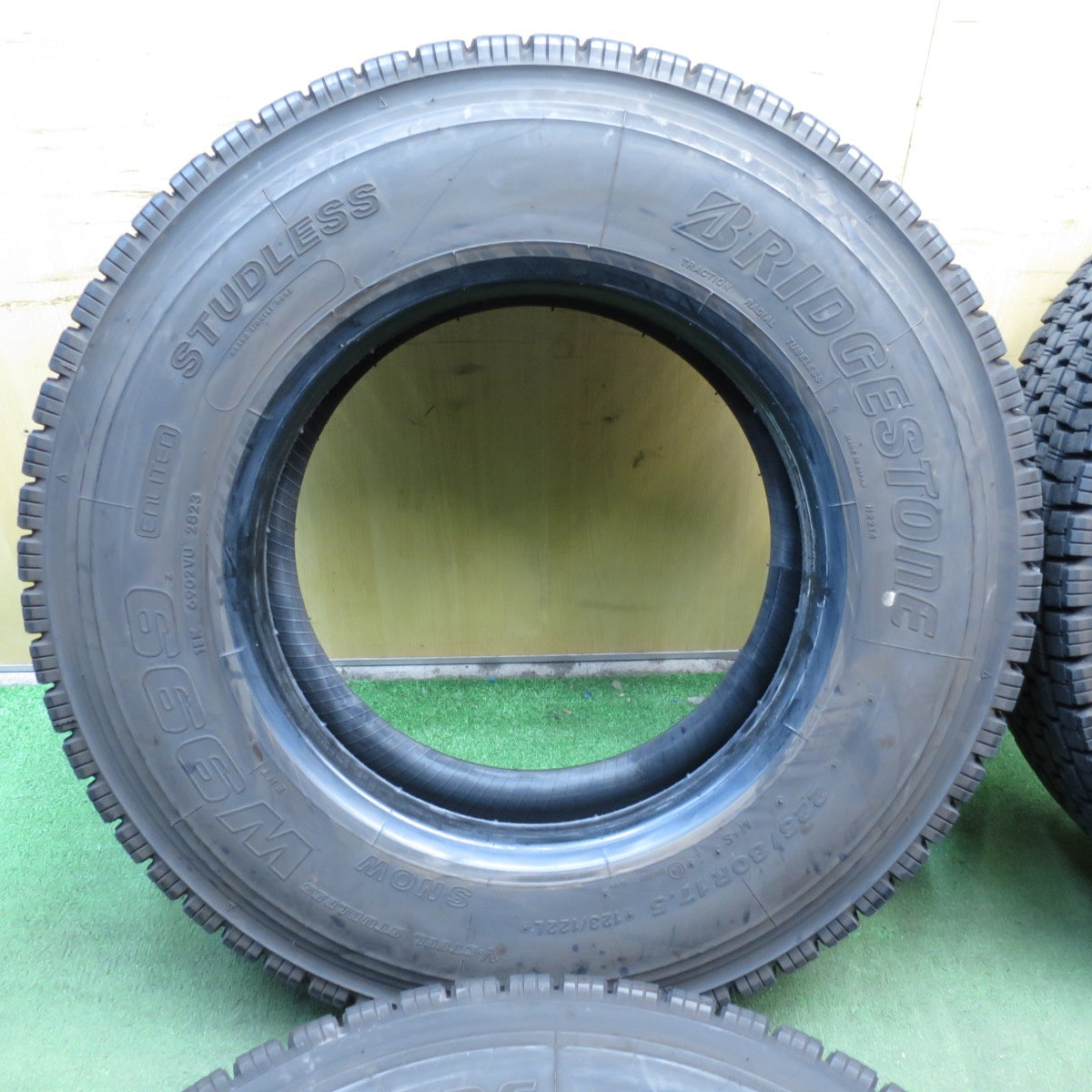 *送料無料* バリ溝！23年！9.5分★トラック タイヤ 225/80R17.5 123/122L スタッドレス ブリヂストン W999 17.5インチ★4032004クスタ